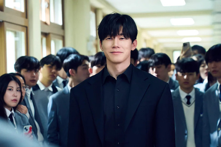 Kim Moo Yeol gây sốt với vai thanh tra Na Hwa Jin trong bộ phim "Bài học đáng đời".