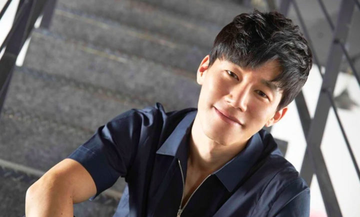 Để có tiền trang trải cuộc sống, Kim Moo Yeol làm đủ nghề.