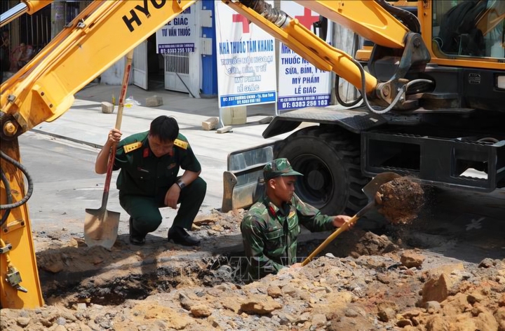 Lực lượng chức năng tiến hành đào rãnh ngang. (Ảnh: Dư Toán/TTXVN)