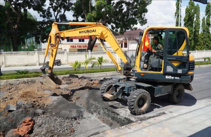 Lực lượng chức năng tiến hành đào rãnh ngang.
