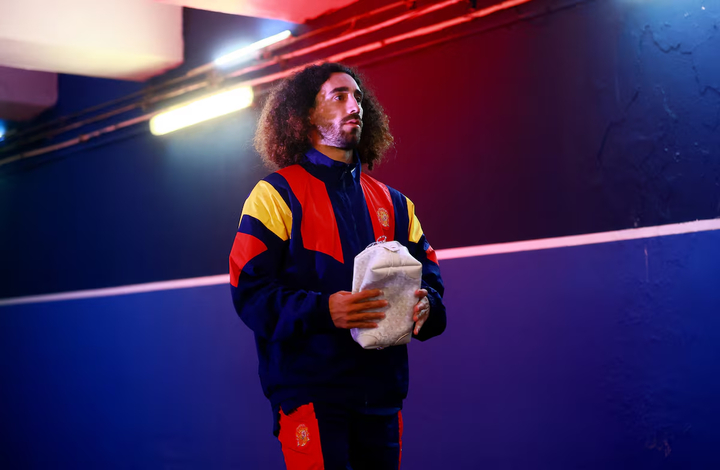 Hậu vệ Marc Cucurella mang áo ngủ của vợ tới tham dự World Cup 2026. (Ảnh: Reuters)