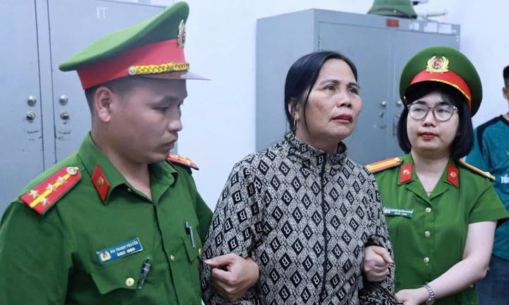 Nguyễn Thị Lan (ở giữa) tại cơ quan công an. (Ảnh: Công an tỉnh Tuyên Quang)
