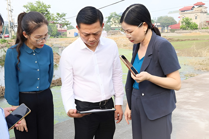 Lãnh đạo tỉnh kiểm tra công tác giải phóng mặt bằng dự án Dự án đường sắt tốc độ cao Bắc - Nam tại các địa phương có liên quan. (Ảnh: Anh Tuấn)