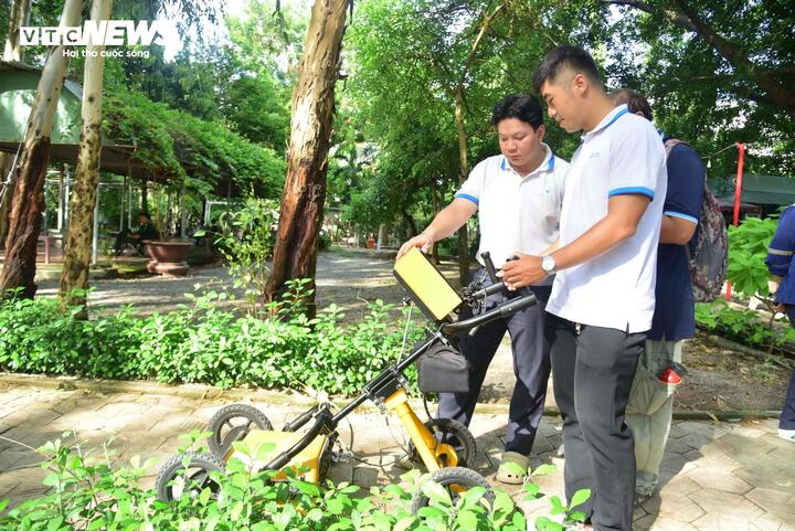 Quét radar xuyên đất tìm rãnh mộ liệt sĩ tập thể tại Công viên Lê Thị Riêng.