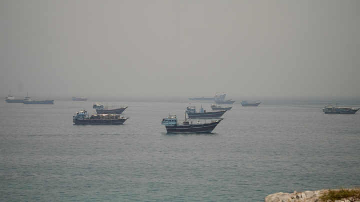 Tàu thuyền hoạt động tại eo biển Hormuz. (Ảnh: Reuters)