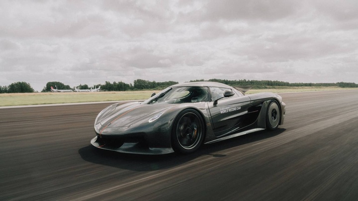 Mẫu siêu xe Koenigsegg Jesko Absolut trong đợt bứt tốc lập kỷ lục thế giới mới tại đường thử Thụy Điển.