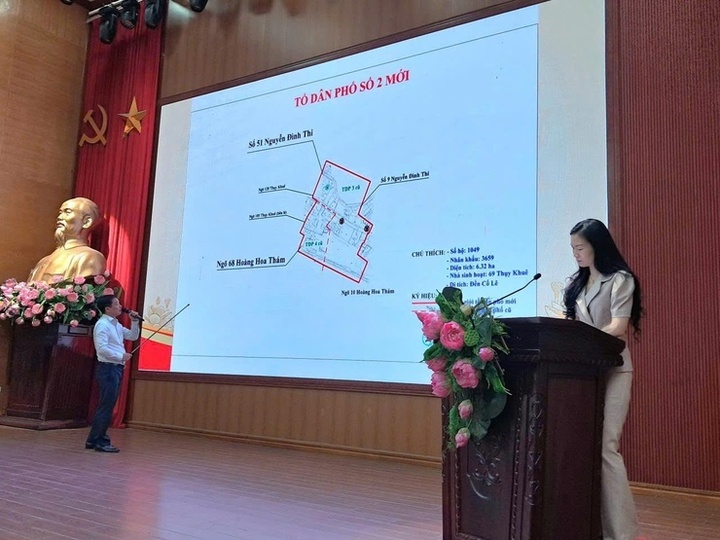 Ông Nguyễn Văn Tưởng, Trưởng phòng KT - HT&ĐT phường Tây Hồ, trình bày dự kiến sơ đồ vị trí tổ dân phố mới. (Ảnh TTVHTT&TT Tây Hồ).