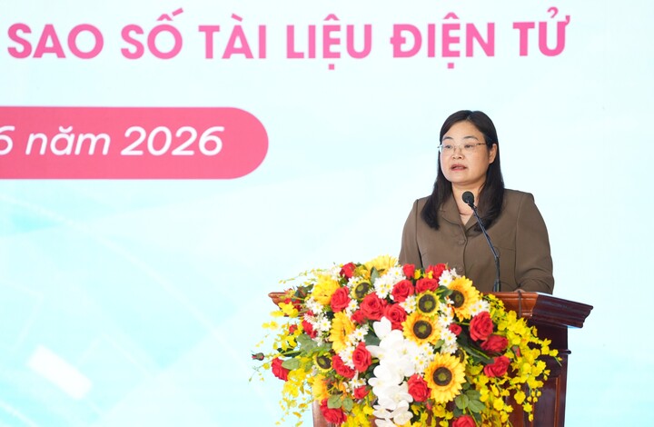 Bà Hà Lan Anh - Phó Chủ tịch UBND tỉnh Ninh Bình - phát biểu tại buổi lễ.