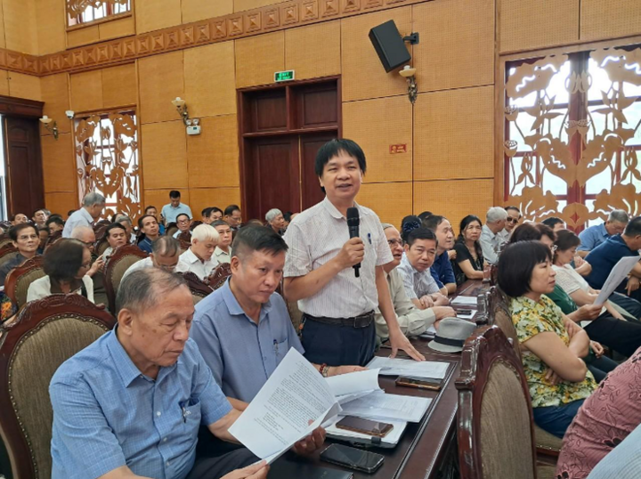 Đại diện các tổ dân phố phát biểu ý kiến tại hội nghị.