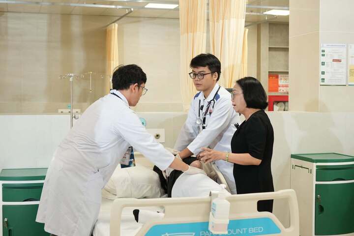 Môi trường lâm sàng thực tế tại bệnh viện giúp sinh viên khối ngành sức khỏe HIU sớm tiếp cận quy trình chuyên môn, rèn luyện kỹ năng và đạo đức nghề nghiệp ngay từ khi còn ngồi trên ghế nhà trường.