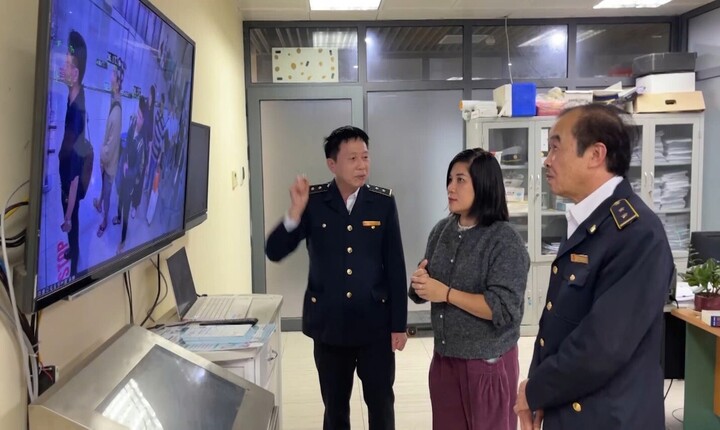 Kiểm dịch viên cửa khẩu Quốc tế Hữu Nghị giám sát y tế hành khách XNC qua hệ thống Camera giám sát thân nhiệt từ xa.