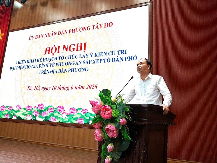 Ông Nguyễn Đình Khuyến, Bí thư Đảng ủy, Chủ tịch HĐND phường Tây Hồ, phát biểu chỉ đạo tại hội nghị.