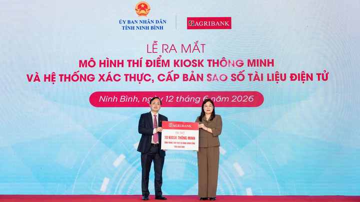 Bí thư Đảng ủy, Chủ tịch HĐTV Agribank, trao tặng tài trợ Kiosk thông minh cho tỉnh Ninh Bình.