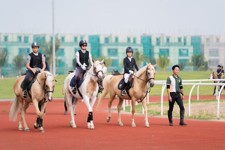 Cư dân nhí tham gia những lớp học rèn luyện thể chất tại Học viện Cưỡi ngựa.
