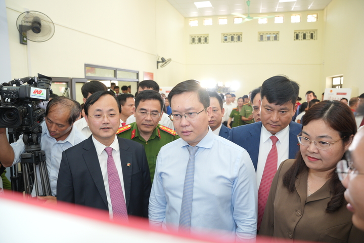 Ông Tô Huy Vũ cùng các đại biểu tham gia trải nghiệm Trạm dịch vụ công số.