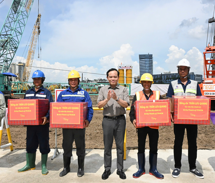 Bí thư Thành ủy TP.HCM Trần Lưu Quang trao quà động viên các lực lượng đang trực tiếp thi công dự án. (Ảnh: Việt Dũng)