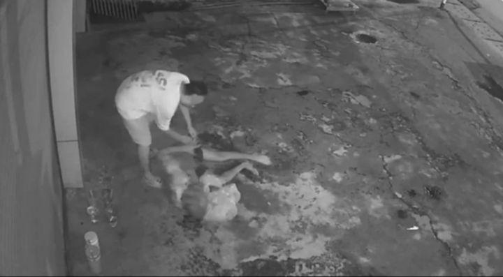 Hình ảnh ghi lại cảnh nam thanh niên cụ ông bán vé số nằm ngủ trên vỉa hè. (Ảnh: Trích từ camera)