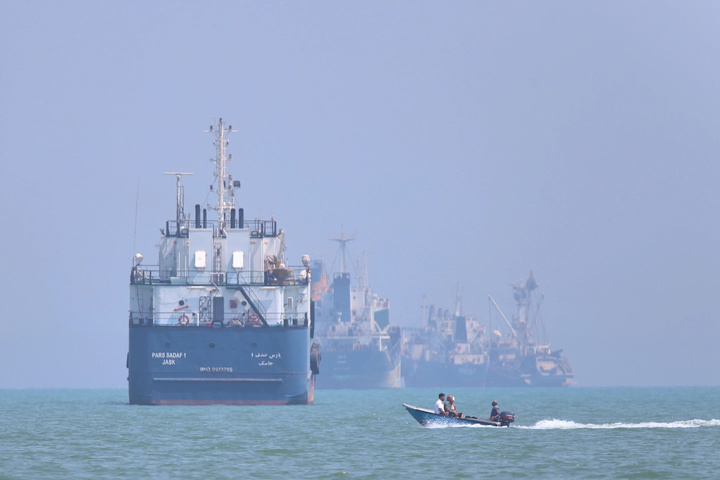 Tàu neo đậu ở eo biển Hormuz. (Ảnh: AP)