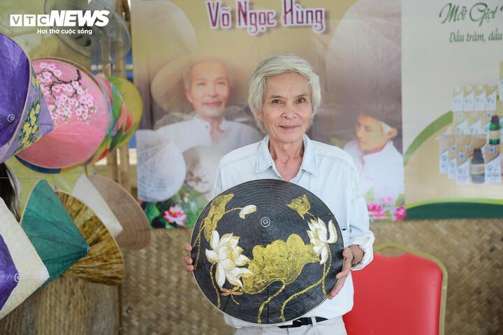Đó là nghệ nhân Võ Ngọc Hùng (trú tại phường Kim Long, TP Huế). Hơn 10 năm qua, qua bàn tay của ông, những chiếc lá bàng rừng tưởng chừng vô tri, được xử lý và biến thành nón xương lá bàng mong manh, tinh xảo và đầy tính nghệ thuật.