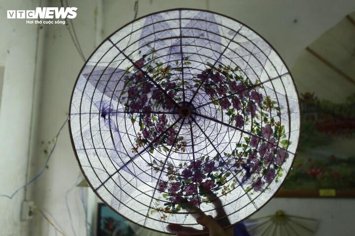 Khi chuẩn bị đủ xương lá, nghệ nhân bắt đầu công đoạn chằm nón. Mỗi chiếc nón cần khoảng 14–16 xương lá, được sắp xếp tỉ mỉ để các đường gân hòa quyện và cân đối với nhau, tạo nên tổng thể hài hòa và tinh tế.