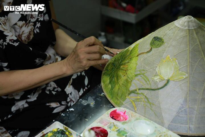 Những họa tiết này không chỉ làm tăng giá trị thẩm mỹ mà còn góp phần quảng bá hình ảnh du lịch Huế và mở rộng sự đa dạng cho sản phẩm nón lá bàng.