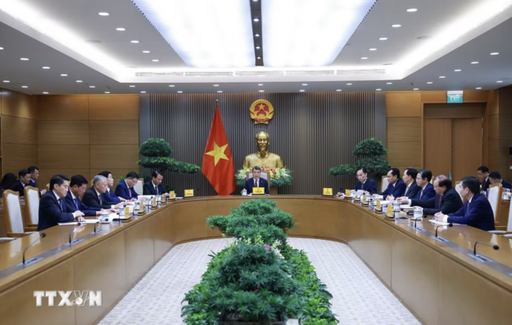 Thủ tướng Chính phủ Lê Minh Hưng điện đàm với Thủ tướng Trung Quốc Lý Cường. (Ảnh: Dương Giang/TTXVN)