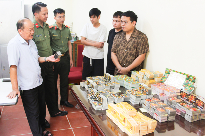 Đại tá Vì Quyền Chứ, Phó Giám đốc, Thủ trưởng Cơ quan An ninh điều tra Công an tỉnh Sơn La (bên trái ảnh) trực tiếp xét hỏi các nghi phạm. (Ảnh: CACC)