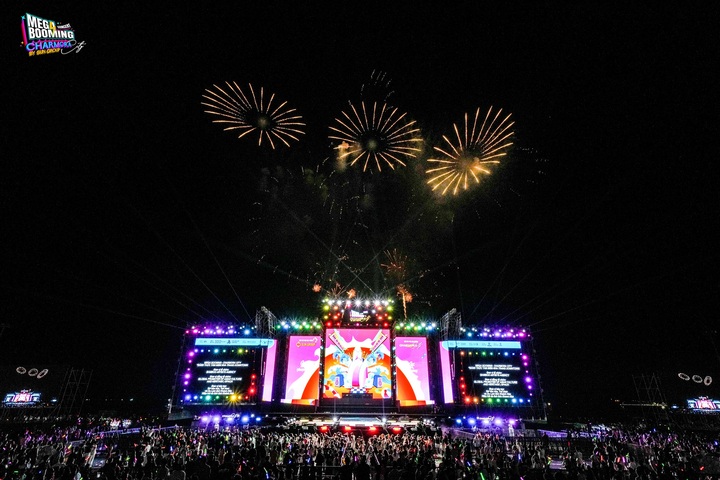 Gần 30.000 khán giả hòa mình vào đêm nhạc hội Mega Booming - Charmora City tại Nha Trang.