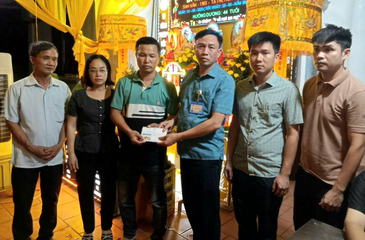 Lãnh đạo xã Nghĩa Trụ đến động viên, chia sẻ trước mất mát của gia đình anh Nam trong vụ tai nạn xảy ra tại vịnh Lan Hạ, TP Hải Phòng.