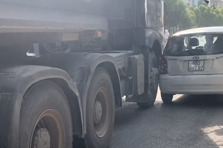 Đuôi xe Kia Moning bị hư hỏng sau vụ tai nạn. (Ảnh cắt từ clip)