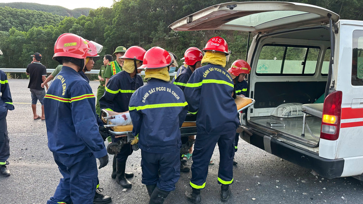 Tài xế Nguyễn Nguyên Th. được giải cứu thành công đưa đến cơ sở y tế điều trị