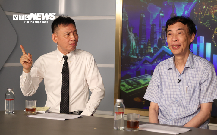 Ông Đỗ Cao Bảo (trái) và TS. Võ Trí Thành (phải) bàn luận về GDP và GDP PPP. (Ảnh: Trà My)
