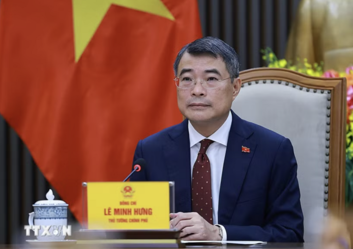 Thủ tướng Chính phủ Lê Minh Hưng điện đàm với Thủ tướng Trung Quốc Lý Cường. (Ảnh: Dương Giang/TTXVN)