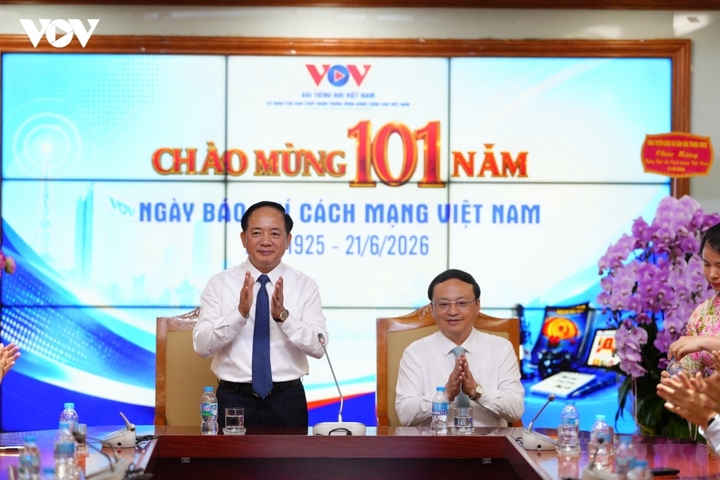 Đồng chí Trịnh Văn Quyết, Ủy viên Bộ Chính trị, Bí thư Trung ương Đảng, Trưởng Ban Tuyên giáo và Dân vận Trung ương đến thăm, chúc mừng Đài Tiếng nói Việt Nam.
