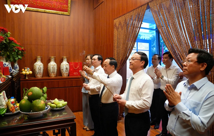 Trưởng Ban Tuyên giáo và Dân vận Trung ương Trịnh Văn Quyết, Tổng Giám đốc Đài TNVN Đỗ Tiến Sỹ cùng các thành viên trong đoàn dâng hương tại ban thờ Bác Hồ tại phòng truyền thống của Đài TNVN.