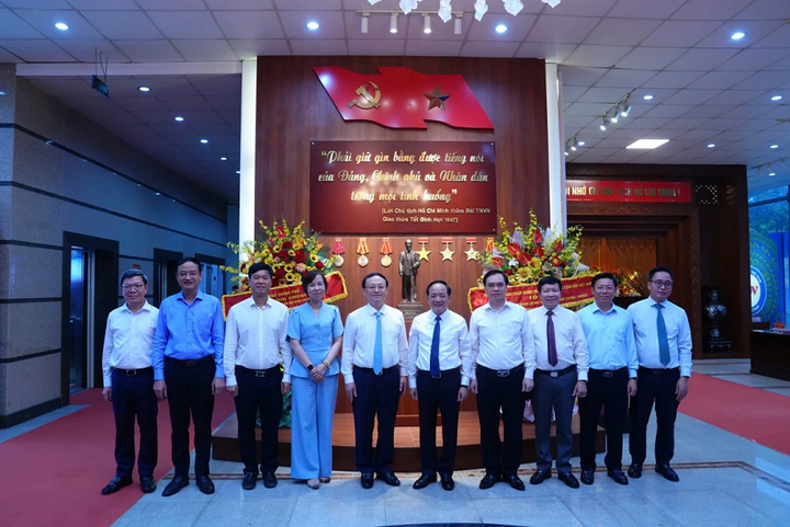 Đồng chí Trịnh Văn Quyết và các đại biểu chụp ảnh chung với Lãnh đạo Đài Tiếng nói Việt Nam.