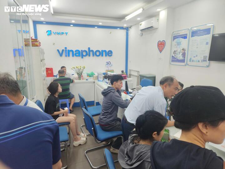 Khách hàng đến làm xác thực thuê bao tại điểm giao dịch của VinaPhone sáng ngày 15/6. (Ảnh: Minh Hoàn)