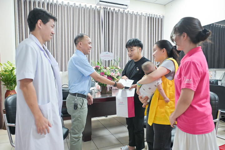 Anh Cao Hoài Đức trong một lần tới thăm bệnh nhi được hỗ trợ phẫu thuật tim trước ngày em xuất viện.