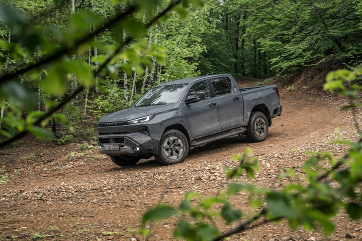 Thiết kế tổng thể của Toyota Hilux phiên bản thuần điện không có nhiều khác biệt so với các phiên bản sử dụng động cơ đốt trong.