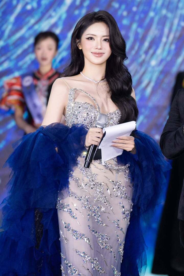 Sau khi tốt nghiệp đại học, cô lựa chọn theo đuổi công việc sáng tạo nội dung, MC song ngữ trước khi bén duyên với nghề biên tập viên truyền hình.