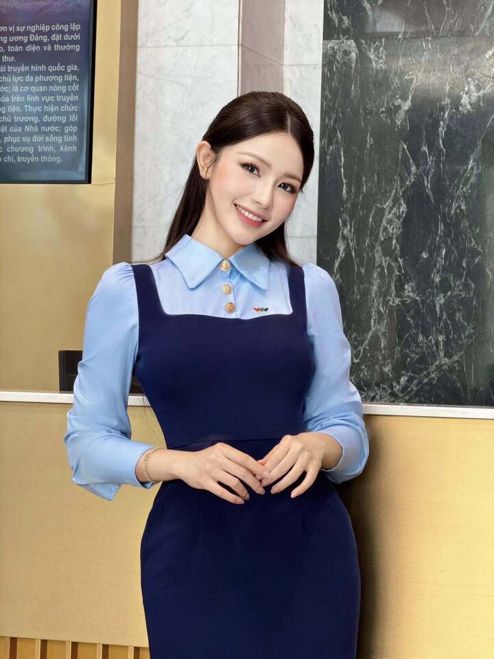 Không chỉ gây chú ý bởi ngoại hình, người đẹp quê Hải Dương còn sở hữu thành tích học tập nổi bật. Cô là cựu học sinh chuyên Anh Trường THPT Chuyên Nguyễn Trãi, tốt nghiệp Trường Đại học Ngoại thương Hà Nội và có chứng chỉ IELTS 7.0. Trước đó, Ngọc Quỳnh nhiều lần đạt giải học sinh giỏi tiếng Anh ở bậc THCS và THPT.