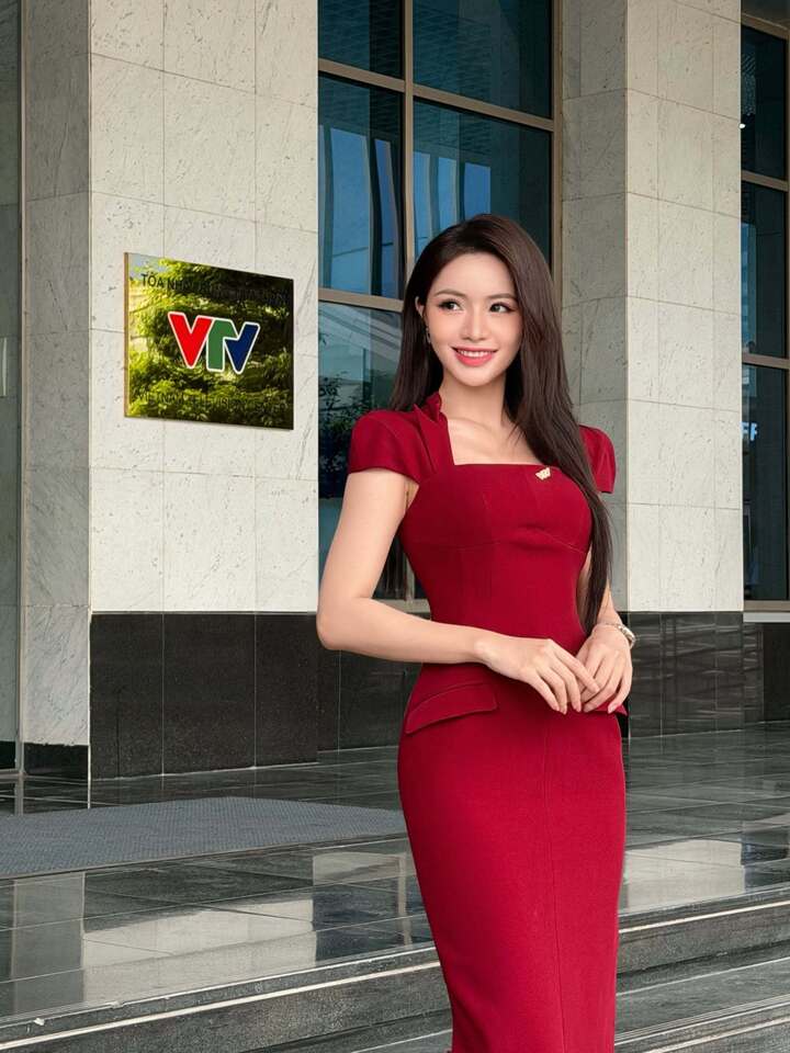 Người đẹp sinh năm 1998, hiện là biên tập viên thể thao của VTV và từng đăng quang Hoa hậu Du lịch Việt Nam 2024.