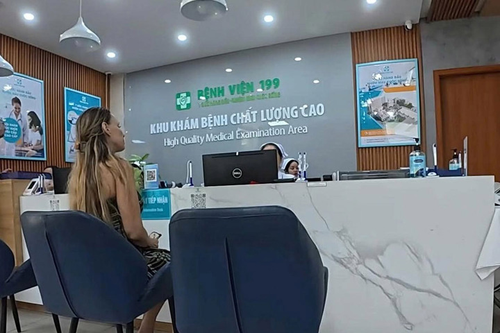 Vợ chồng anh Gunner bất ngờ khi đi khám bệnh tại bệnh viện công Việt Nam (Ảnh chụp màn hình)
