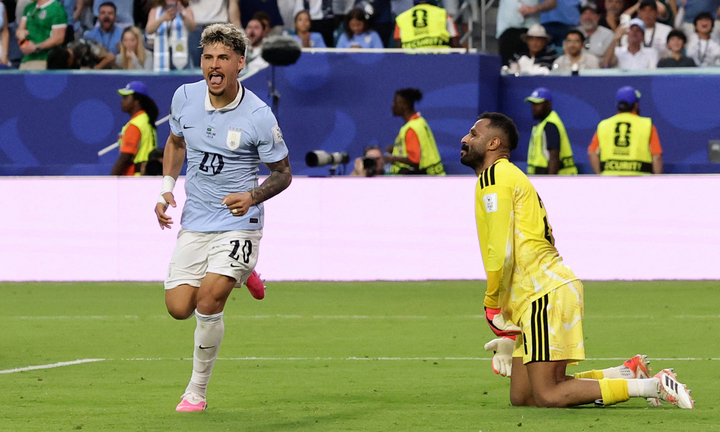 Araujo ghi bàn gỡ hòa cho Uruguay. (Ảnh: Reuters)