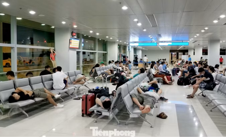 Chuyến bay bị chậm kéo dài là chuyến bay bị chậm từ 4 giờ.