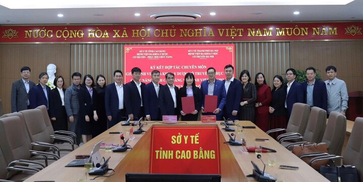Cú bắt tay chiến lược mở đường cho mô hình y học cổ truyền thời công nghệ - 1