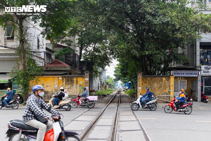 Cận cảnh tuyến đường sắt trăm tuổi giữa lòng Hà Nội trước đề xuất di dời - 10