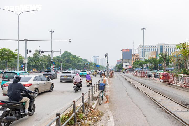 Cận cảnh tuyến đường sắt trăm tuổi giữa lòng Hà Nội trước đề xuất di dời - 12