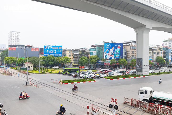 Cận cảnh tuyến đường sắt trăm tuổi giữa lòng Hà Nội trước đề xuất di dời - 13
