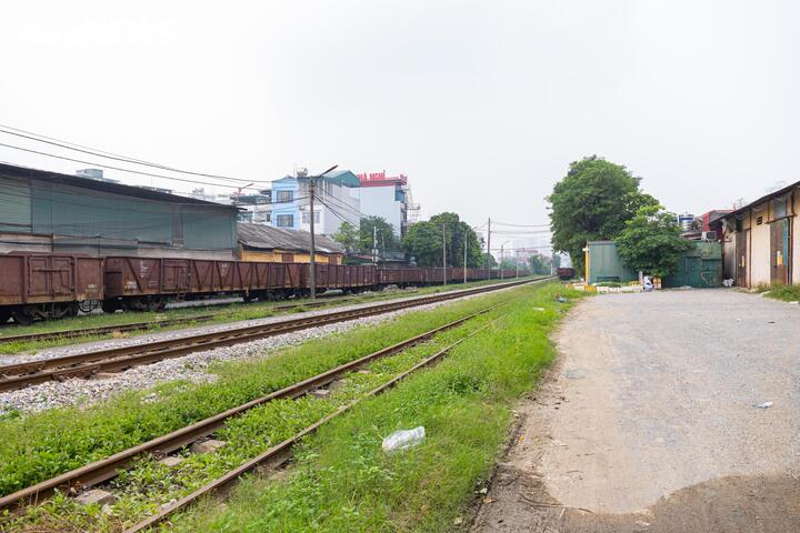 Theo phương án được đề xuất, ga Giáp Bát và ga Văn Điển cũng nằm trong phạm vi dự kiến giải tỏa để phục vụ việc mở rộng Quốc lộ 1A và tái tổ chức hệ thống hạ tầng đường sắt khu vực phía Nam Hà Nội.